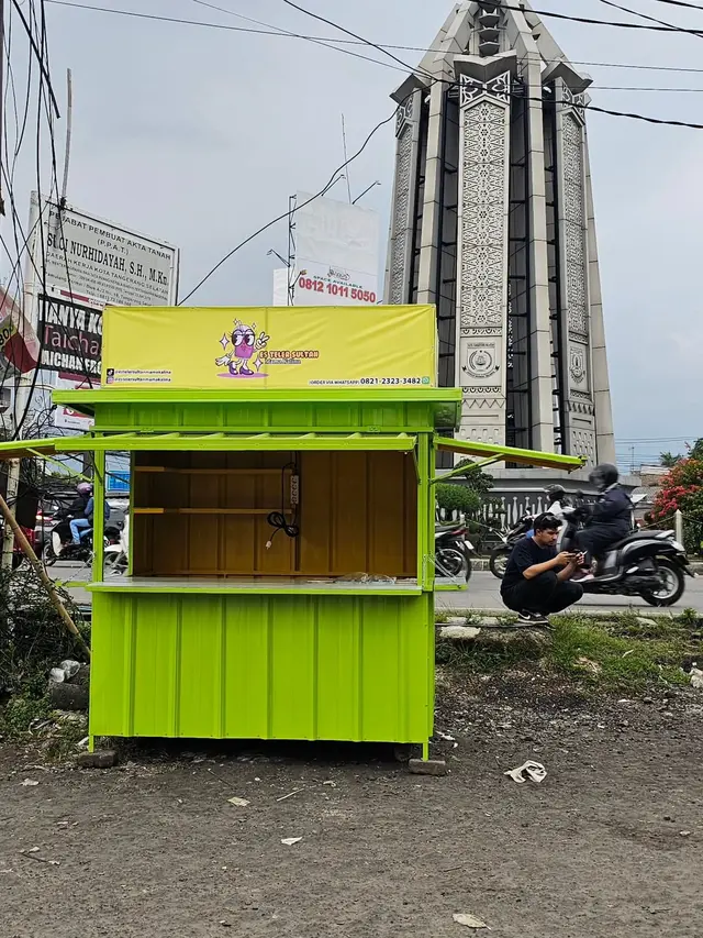 Potret Kios Kontainer Es Teler Kalina Ocktaranny, Ramai Didatangi Pembeli: Kisah Sukses Bisnis Kuliner Artis