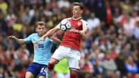 Gelandang Arsenal, Mesut Ozil, mengontrol bola saat melawan Bournemouth pada laga Premier League di Stadion Emirates, London, Sabtu (9/9/2017). Arsenal menang 3-0 atas Bournemouth. (AP/John Walton)