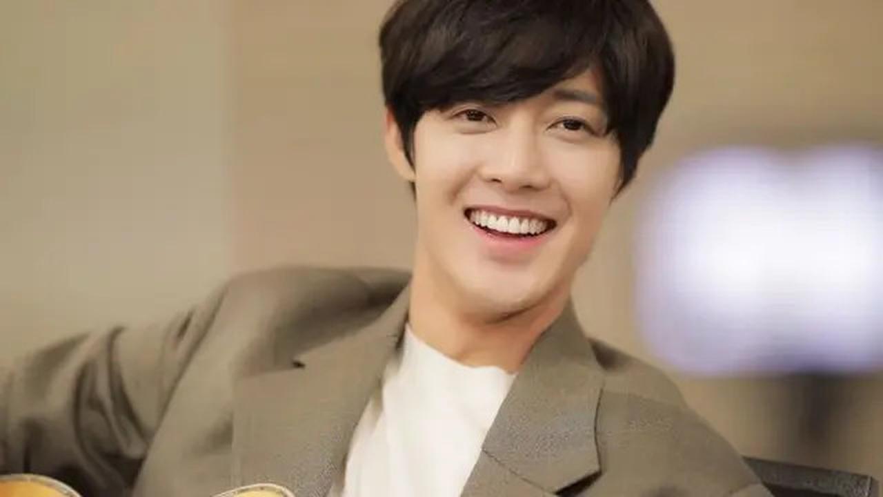 Lagi Asik Main ke Kota Tua Jakarta,  Kim Hyun Joong Aktor  Tak Sengaja Rekam Momen Kocak Pesepeda Nyungsep