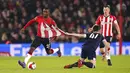 Pemain West Ham Declan Rice (kanan bawah) menarik baju pemain Southampton Ibrahima Diallo pada pertandingan sepak bola putaran kelima Piala FA di Stadion St Mary, Southampton, Inggris, 2 Maret 2022. Southampton menang 3-1. (Adam Davy/PA via AP)