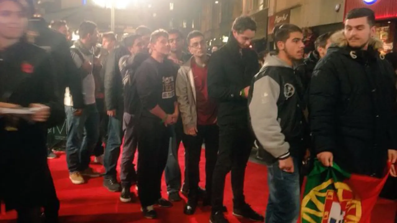 Kumpulan Fans yang ingin foto bareng Ronaldo