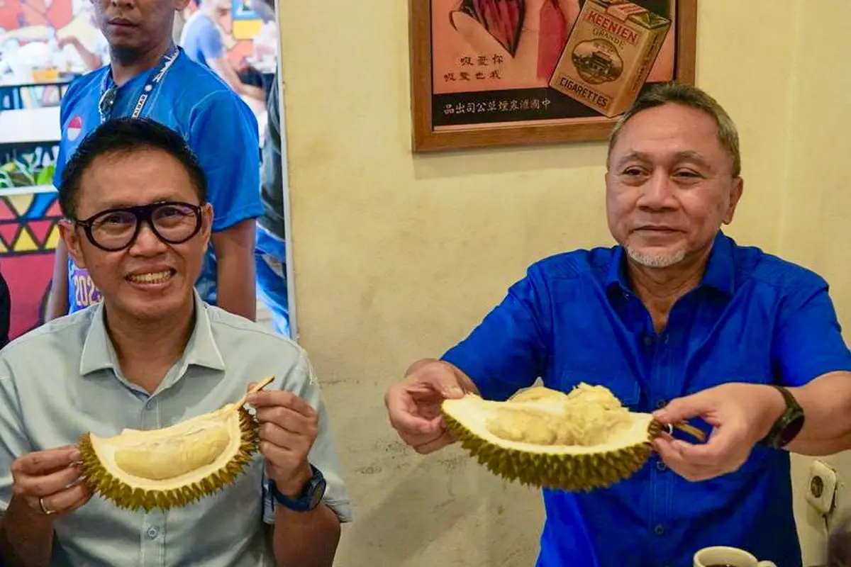 Menteri Koordinator Bidang Pangan Zulkifli Hasan menyempatkan diri untuk kuliner durian lokal Pontianak saat melakukan kunjungan kerja. (Dok Kemenko Pangan)