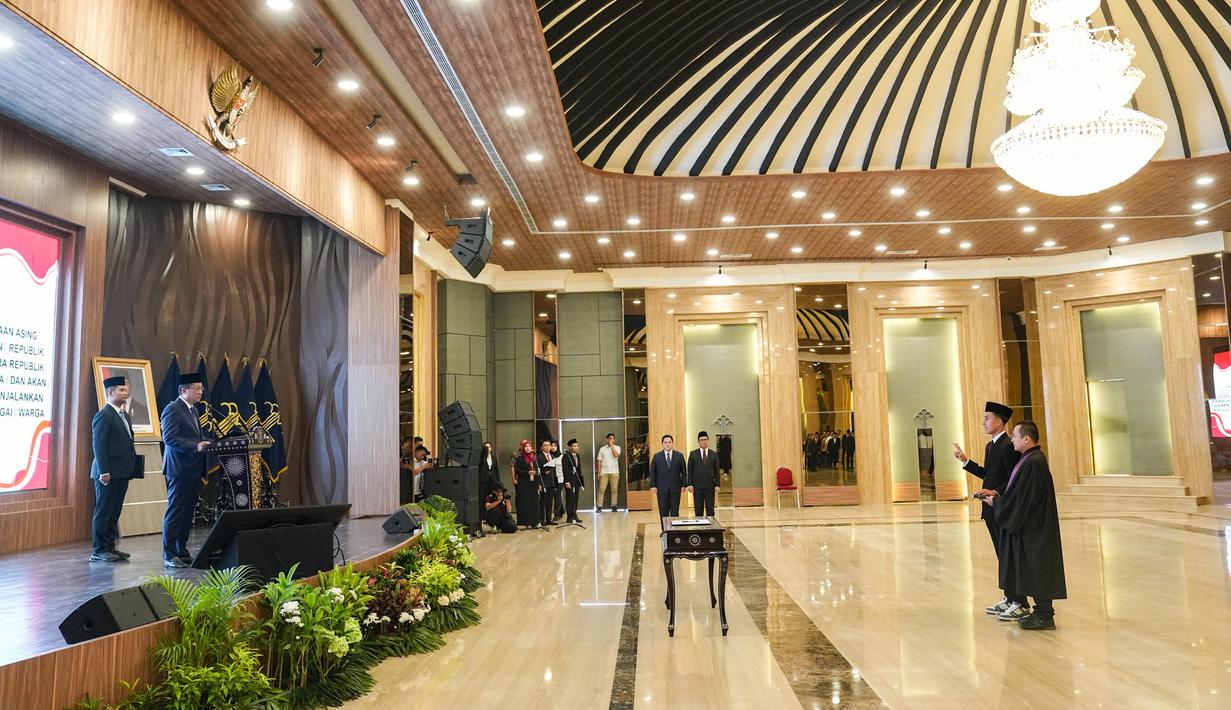 Pemain sepak bola profesional Belanda yang bermain sebagai pemain sayap atau gelandang serang untuk klub Eredivisie, FC Utrecht, Miliano Jonathans resmi menjadi Warga Negara Indonesia (WNI) usai melakukan pengambilan sumpah di kantor Kementerian Hukum, Jakarta, Rabu (3/9/2025) siang WIB. (Foto: Dokumentasi PSSI)