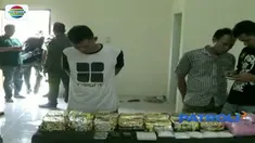 Polisi menggerebek rumah bandar narkoba jaringan Malaysia - Aceh - Medan di kawasan Namorambe, Deli Serdang, Sumatera Utara. Dua tersangka bandar narkoba berhasil diamankan, bersama barang  bukti belasan kilogram sabu dan puluhan ribu pil ekstasi.