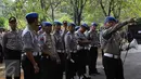 Provos Mabes Polri melakukan pengamanan saat penertiban rumah dinas perwira tinggi Polri di Kebayoran Baru, Jakarta, Selasa (15/9/2015). Sebanyak 12 rumah ditertibkan dan sudah tidak ditempati oleh anggota aktif Kepolisian. (Liputan6.com/Yoppy Renato)