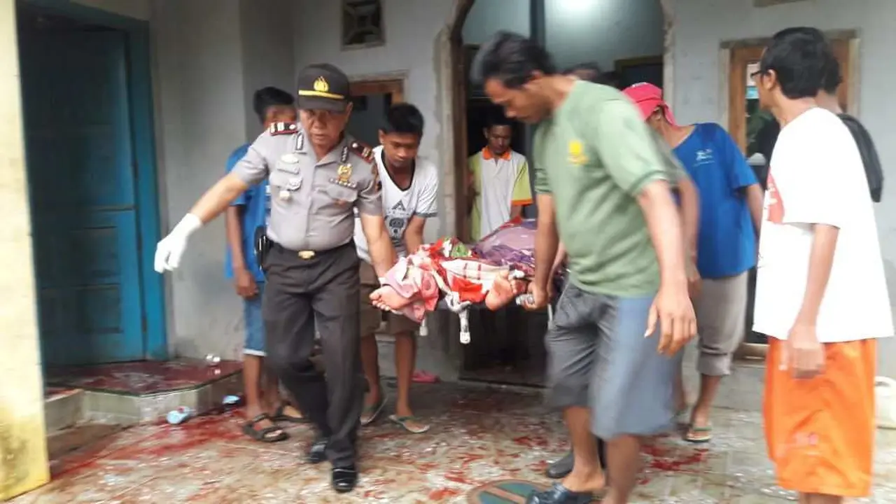 Evakuasi jenazah korban untuk diperiksa. (Foto: Liputan6.com/Muhamad Ridlo)