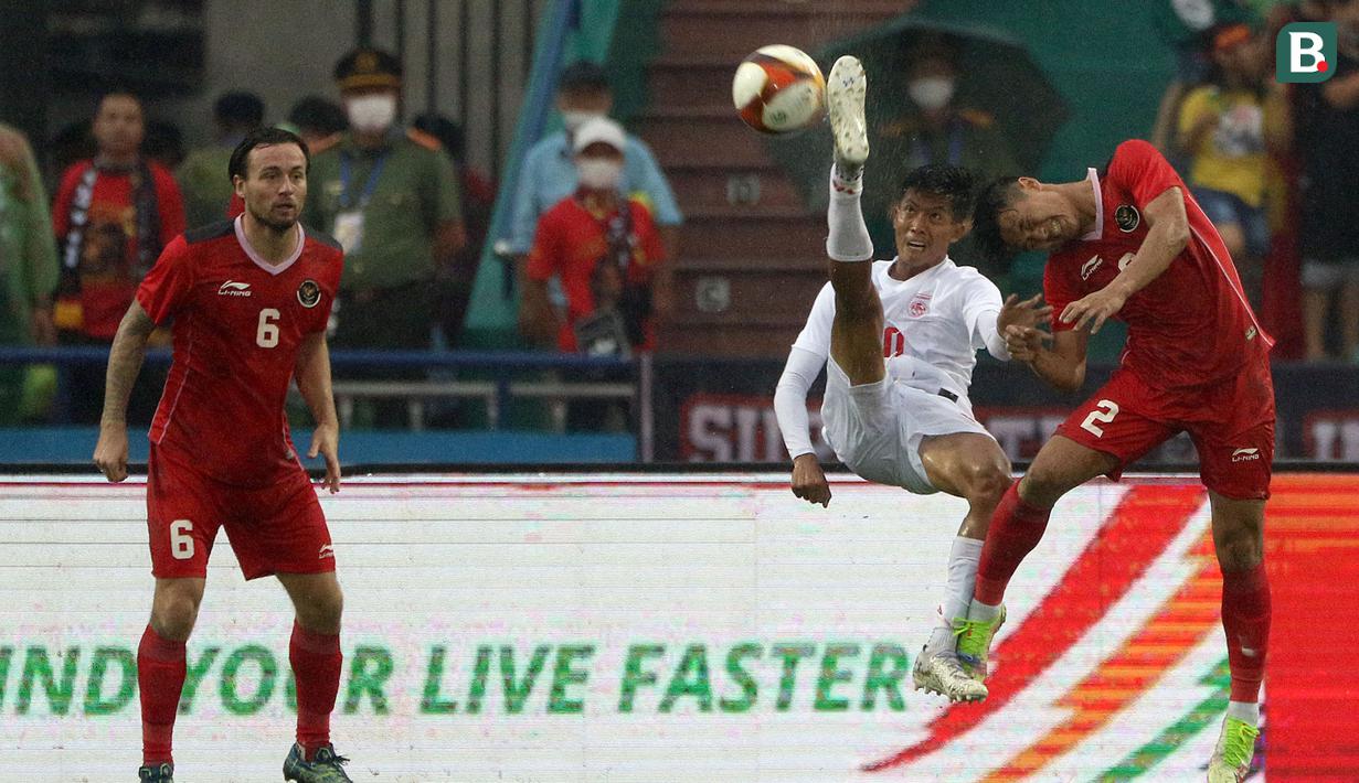 Myanmar justru mampu mencetak gol ke gawang Ernando Ari Sutaryadi pada menit ke-66. Win Naing Tun yang behasil memperdaya Alfeandra Dewangga mampu melepaskan tembakan yang membentur Rizky Ridho hingga mengecoh Ernando Ari Sutaryadi. (Bola.com/Ikhwan Yanuar)