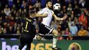 Kiper Barcelona,  Marc-Andre Ter Stegen (kiri)  mencoba menghalangi pergerakan pemain  Valencia, Alvaro Negredo pada leg kedua semifinal Copa Del Rey di Stadion Mestalla, Valencia, Kamis (11/2/2016) dini hari WIB. (AFP/Jose Jordan)