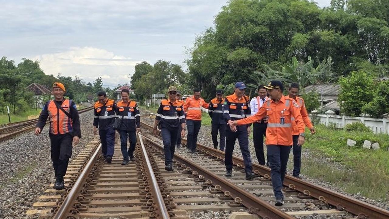 KAI Daop 7 Madiun Cek Kesiapan Jalur Kereta Nataru Madiun-Jombang