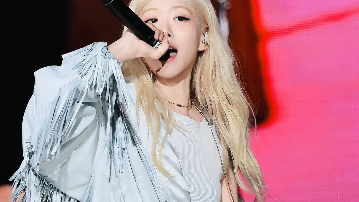 Gaya Boho Chic Rose BLACKPINK Jadi Guest Star Konser Coldplay Korea Setelah TWICE dan Jin BTS, Bawakan Lagu Hits APT