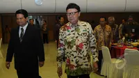 Mendagri, Tjahjo Kumolo (kanan) bersama Ketua KPU Husni Kamil Manik  saat tiba di Kantor Kemendagri untuk penyerahan DAK2, Jakarta, Jumat (17/4/2015). DAK2 ini akan digunakan oleh KPU Provinsi dan Kabupaten/Kota. (Liputan6.com/Herman Zakharia)