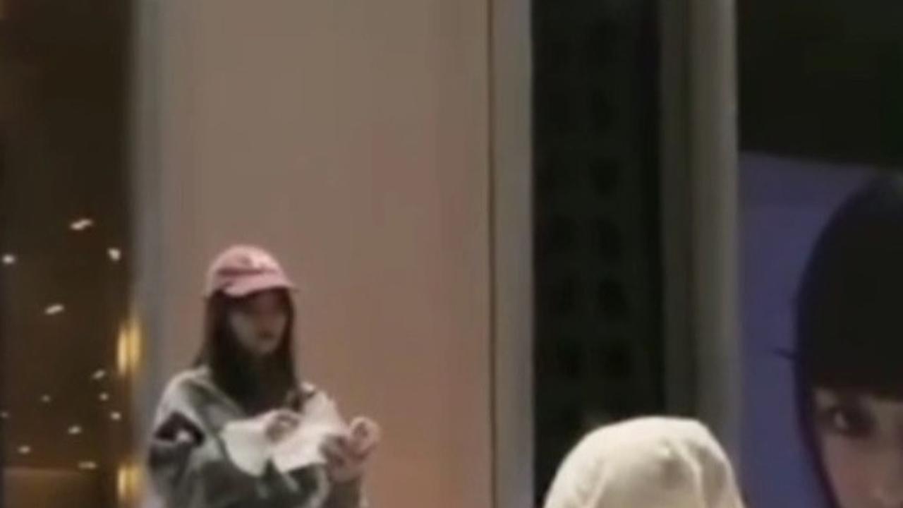 Kedekatan Fuji dan Asnawi ini seolah menepis rumor kedekatan Fuji dengan El Rumi. Banyak penggemar Fuji mengaku turut senang jika idolanya benar menjalin asmara dengan Asnawi.