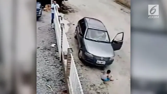 VIDEO: Detik-Detik Bocah Dilindas Mobil