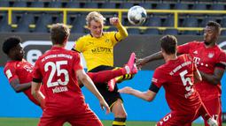 Striker Borussia Dortmund, Julian Brandt, bebrebut bola dengan pemain Bayern Munchen pada laga pekan ke-28 Bundesliga di Stadion Signal Iduna Park, Selasa (26/5/2020) waktu setempat. Bayern Munchen menang 1-0 atas Borussia Dortmund. (AFP/Federico Gambarini/Pool)
