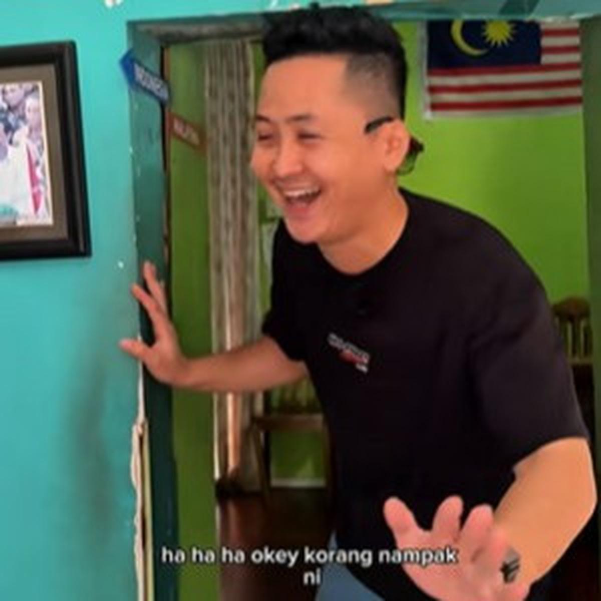 Unik! Rumah Ini Berdiri di Perbatasan Indonesia–Malaysia, Cuma Butuh Satu Langkah