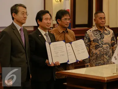 Direktur Utama Korea Airspace Industries Ha Sung Young (kiri) Menteri Pertahanan Ryamizard Ryacudu (kanan) berfoto bersama usai penandatanganan MoU strategic cooperation agreement, Jakarta, Jumat (4/12). (Liputan6.com/Faizal Fanani)