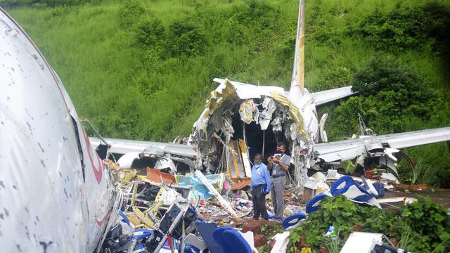 Penampakan Pesawat Air India Express yang Terbelah Saat Mendarat