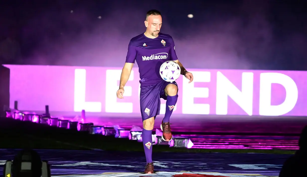 Gelandang baru Fiorentina, Franck Ribery menjuggling bola selama resmi dirinya di Florence, Italia (22/8/2019). Ribery  telah 12 musim Bersama Bayern Munchen dan menjuarai Bundesliga sembilan kali. (AFP Photo/Andreas Solaro)