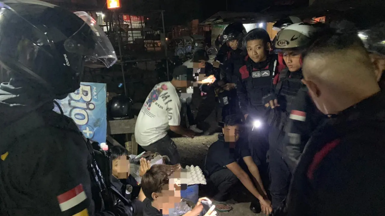 Kepolisian Resor Kota Tasikmalaya, Jawa Barat membubarkan sekelompok pemuda yang tengah melakukan judi berkedok balap lari liar di Kecamatan Tawang, Kota Tasikmalaya, Kamis, dini hari. (Liputan6.com/Jayadi Supriadin)