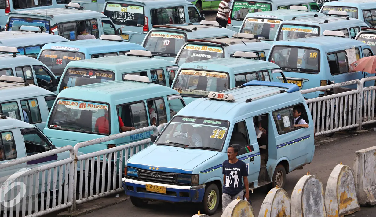 Angkutan umum menunggu penumpang di Terminal Kampung Melayu, Jakarta Timur, Senin (29/2). Organda DKI Jakarta menyatakan keberatan dengan peraturan usia maksimal transportasi 10 tahun oleh BPTSP DKI dan Dishubtrans DKI. (Liputan6.com/Immanuel Antonius)