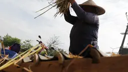 Petani merontokan padi hasil panen di Kabupaten Tangerang, Banten, Jumat (16/7/2021). Badan Pusat Statistik (BPS) mencatat nilai ekspor sektor pertanian pada bulan Juni 2021 mengalami kenaikan, yakni sebesar 33,04 persen (M-to-M) atau sebesar 15,19 persen secara (Y-on-Y). (Liputan6.com/Angga Yuniar)