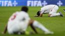 Pemain Iran, Saeid Ezatolahi, tertunduk lesu usai ditaklukkan Amerika Serikat pada laga Grup B Piala Dunia di Stadion Al Thumama, Doha, Selasa (29/22/2022). (AP/Manu Fernandez)