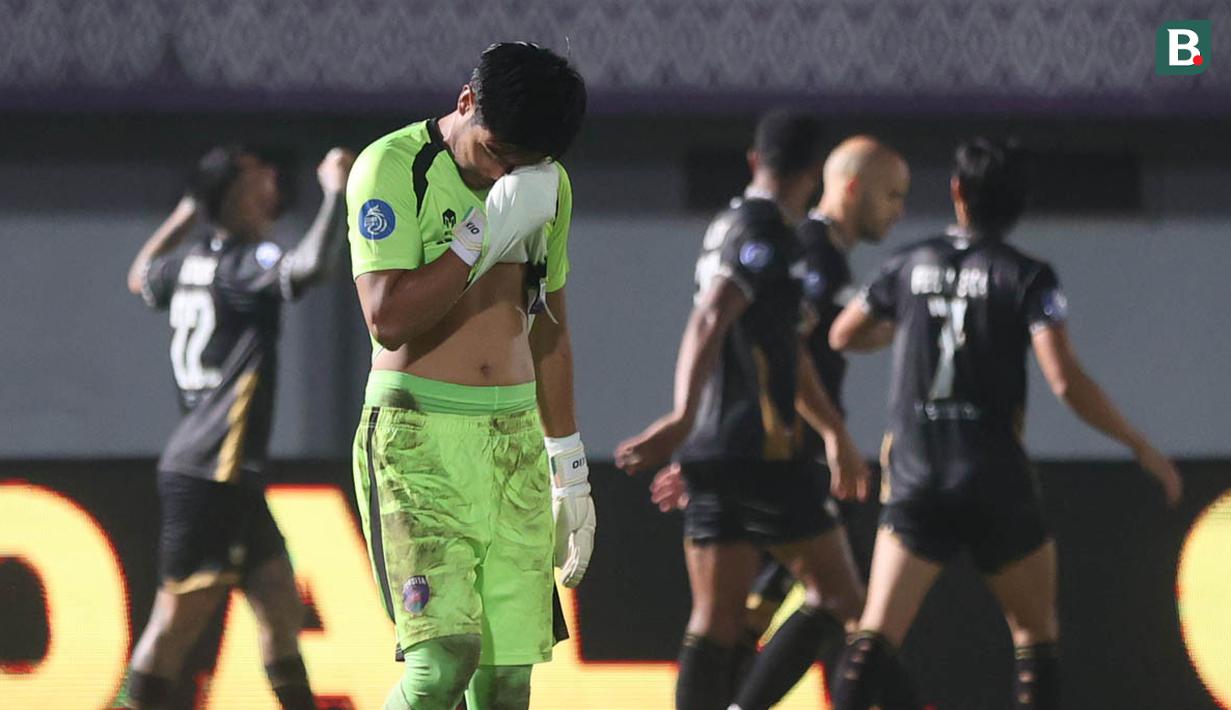Kiper Persita Tangerang, Kartika Ajie, tampak lesu setelah gawangnya kebobolan oleh pemain Dewa United, Dimitrios Kolovos, pada laga BRI Liga 1 di Stadion Indomilk Arena, Tangerang, Kamis (27/3/2024). (Bola.com/M Iqbal Ichsan)