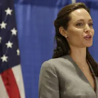 Menggugat cerai Brad Pitt, awalnya Angelina Jolie banyak mendapat dukungan dari masyarakat. Seperti telah terungkap siapa Jolie yang sebenarnya, kini hujatan malah berdatangan padanya. (AFP/Bintang.com)