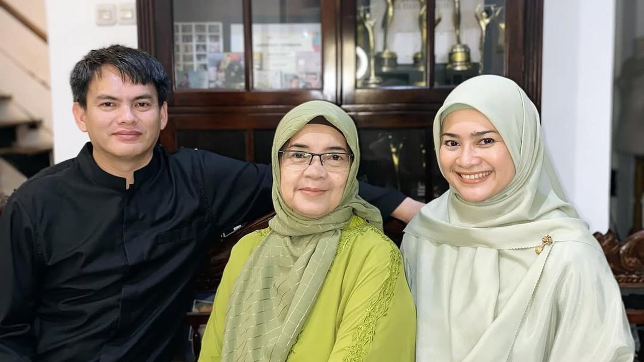 7 Potret Rumah Tangga Harmonis Ikke Nurjanah dan Suami yang Usianya Lebih Muda, Rayakan Lebaran Bareng Keluarga