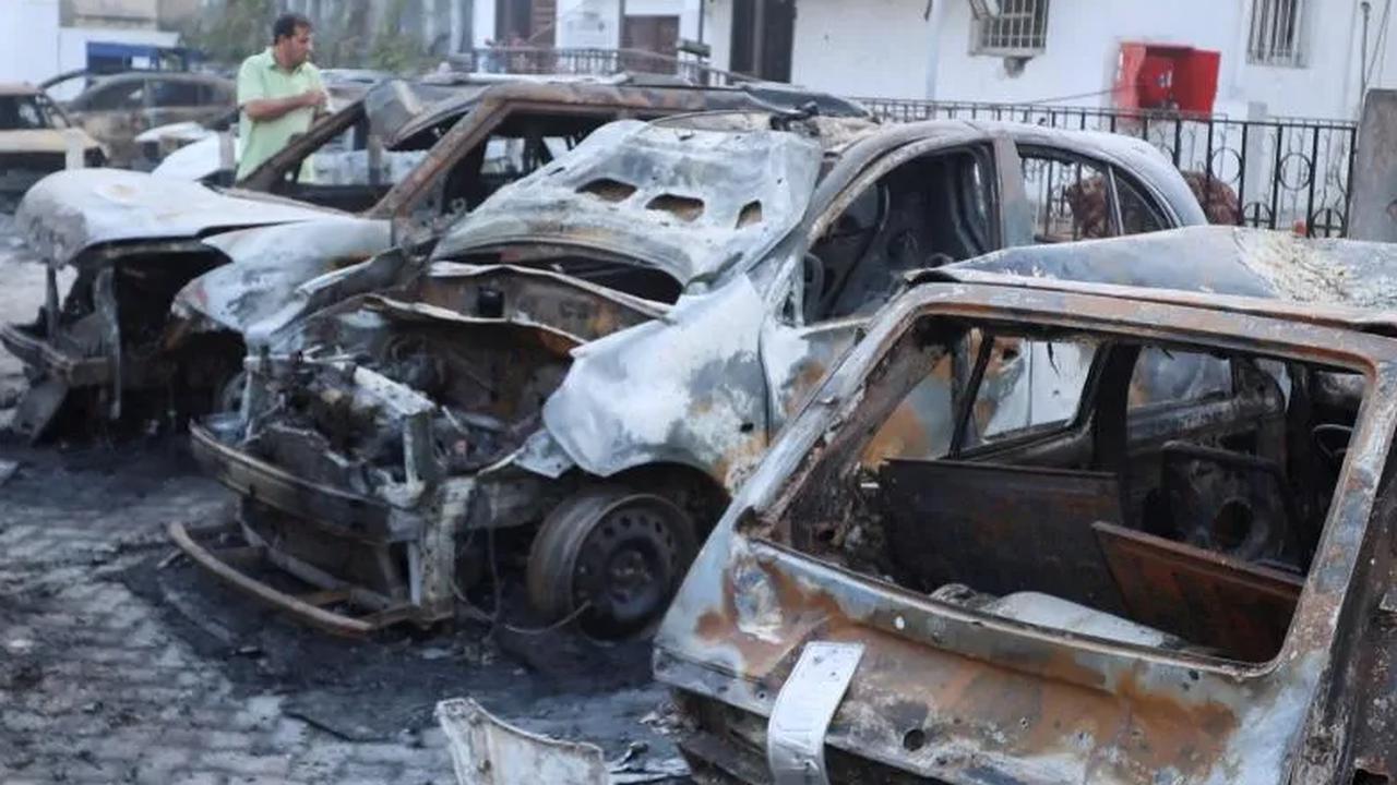 FOTO: Kondisi Rumah Sakit Al-Ahli di Gaza yang Dibom Israel Porak-Poranda hingga Banyak Mobil Hangus Terbakar