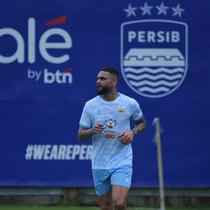 Layvin Kurzawa saat berlatih bareng Persib Bandung. (Erwin Snaz/Bola.com)