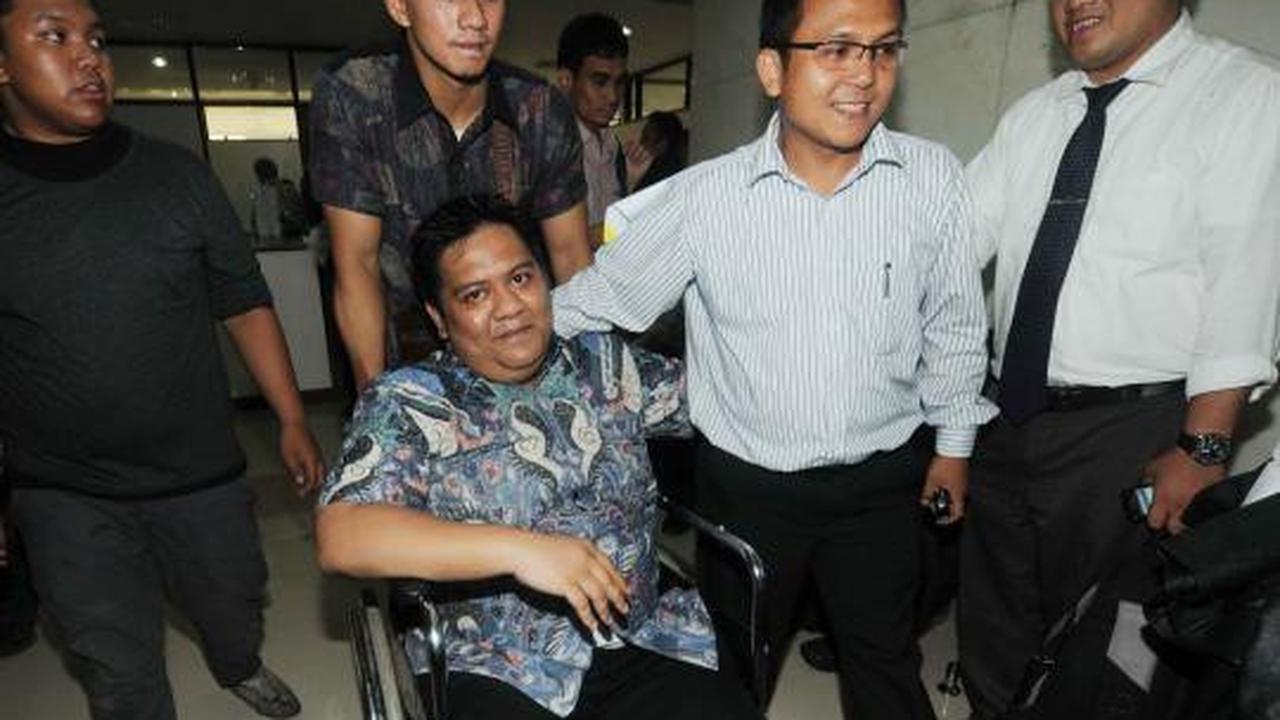 Bersama anaknya, Zulkarnaen Djabar jalani sidang perdana