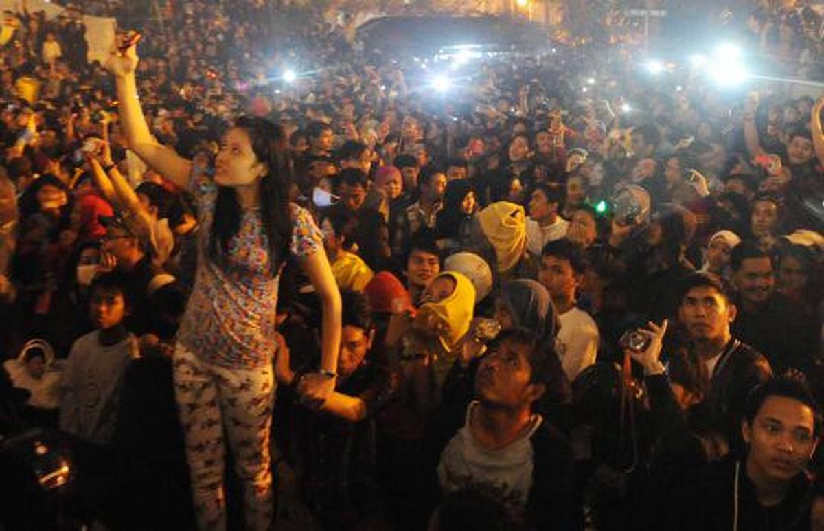 Pesta kembang api sambut tahun baru 2013 di Bundaran HI