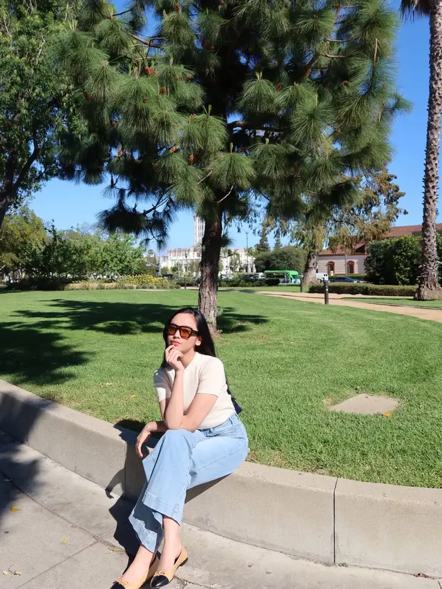 Slim Fit Dress hingga Wide Leg Jeans, Gaya Effortless Lyodra Ginting Saat Liburan di Las Vegas Curian Perhatian