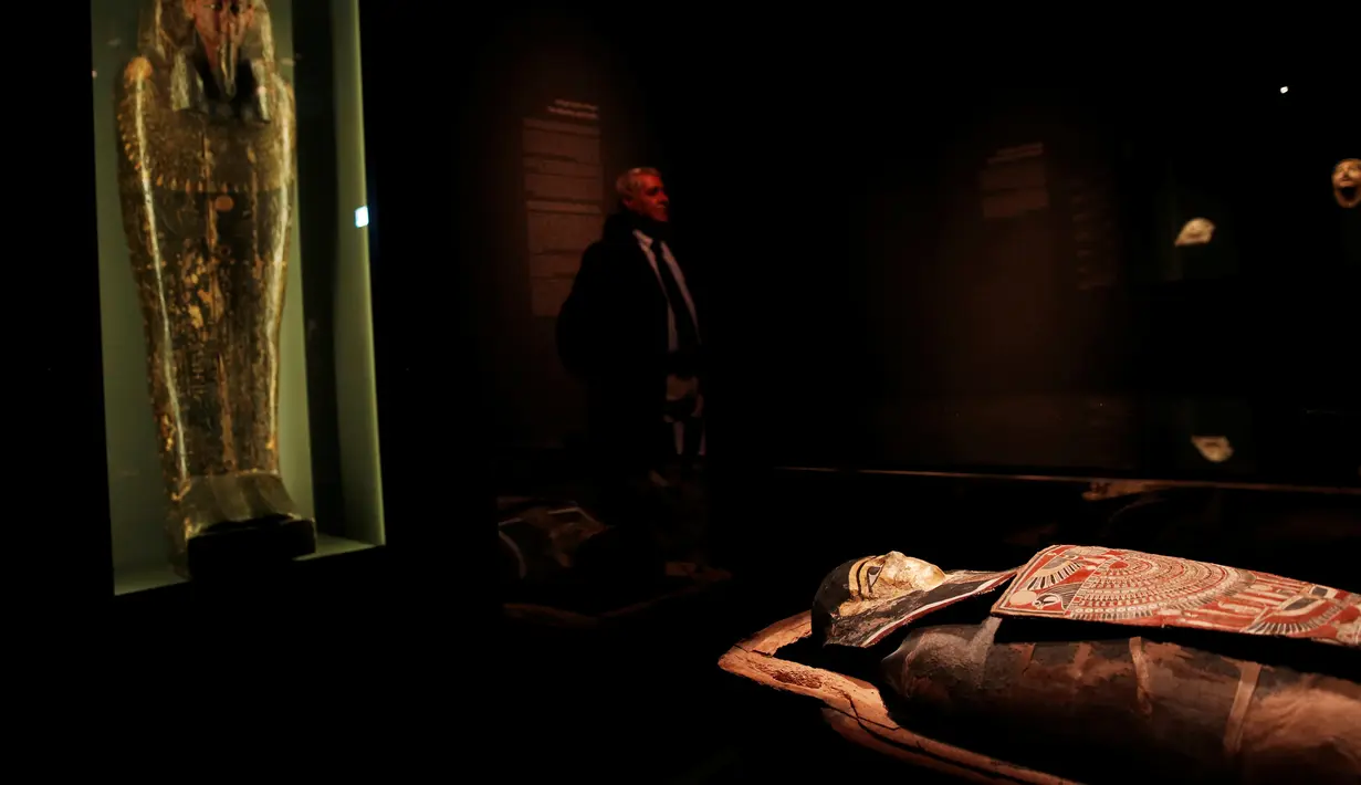 Mumi berusia 2.200 tahun (kanan) dipajang di Museum Israel, Yerusalem, Rabu (27/7). Mumi Mesir berjenis kelamin pria berusia 30-40 tahun itu bernama "Iret-hor-r-u", yang berarti "Pelindung Mata Horus". (REUTERS/Ronen Zvulun)