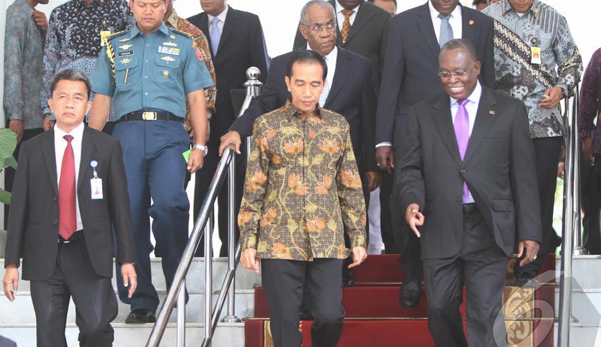 Presiden Jokowi dan Wapres Angola, Manuel Domingos Vicente, usai menggelar pertemuan di Istana Merdeka, Jumat (31/10/2014). (Liputan6.com/Herman Zakharia) 