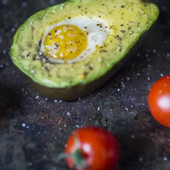 Avocado egg merupakan salah satu menu sarapan yang simple dan terdapat banyak kandungan yang menyehatkan bagi tubuh. (Foto/dok: Freepik)