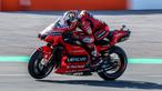Front ride-height device merupakan piranti teranyar yang dipasang Ducati di MotoGP 2022. Perangkat ini berfungsi untuk mendapatkan kecepatan maksimal saat motor keluar dari tikungan dengan cara menurunkan ketinggian bagian depan untuk mencegah roda depan terangkat. (AFP/Jose Jordan)