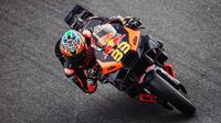 Brad Binder adalah pembalap dari tim Red Bull KTM Factory Racing.