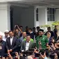 Calon Presiden dan Wakil Presiden (Capres dan Cawapres) Nomor Urut 01 Anies Baswedan-Muhaimin Iskandar (AMIN) kompak tiba di Kantor KPU RI, Jakarta Pusat, Rabu (24/4/2024). (Liputan6.com/Muhammad Radityo Priyasmoro)
