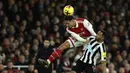 <p>Bek Arsenal, William Saliba berduel memperebutkan bola dengan pemain Newcastle United, Callum Wilson selama pertandingan lanjutan Liga Inggris di stadion Emirates di London, Rabu (4/1/2023). Arsenal bermain imbang atas Newcastle dengan skor 0-0. (AP Photo/Ian Walton)</p>