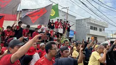 Antusiasme masyarakat Ternate saat menyambut konvoi Malut United pada Kamis (14/03/2024). (Bola.com/Hery Kurniawan)