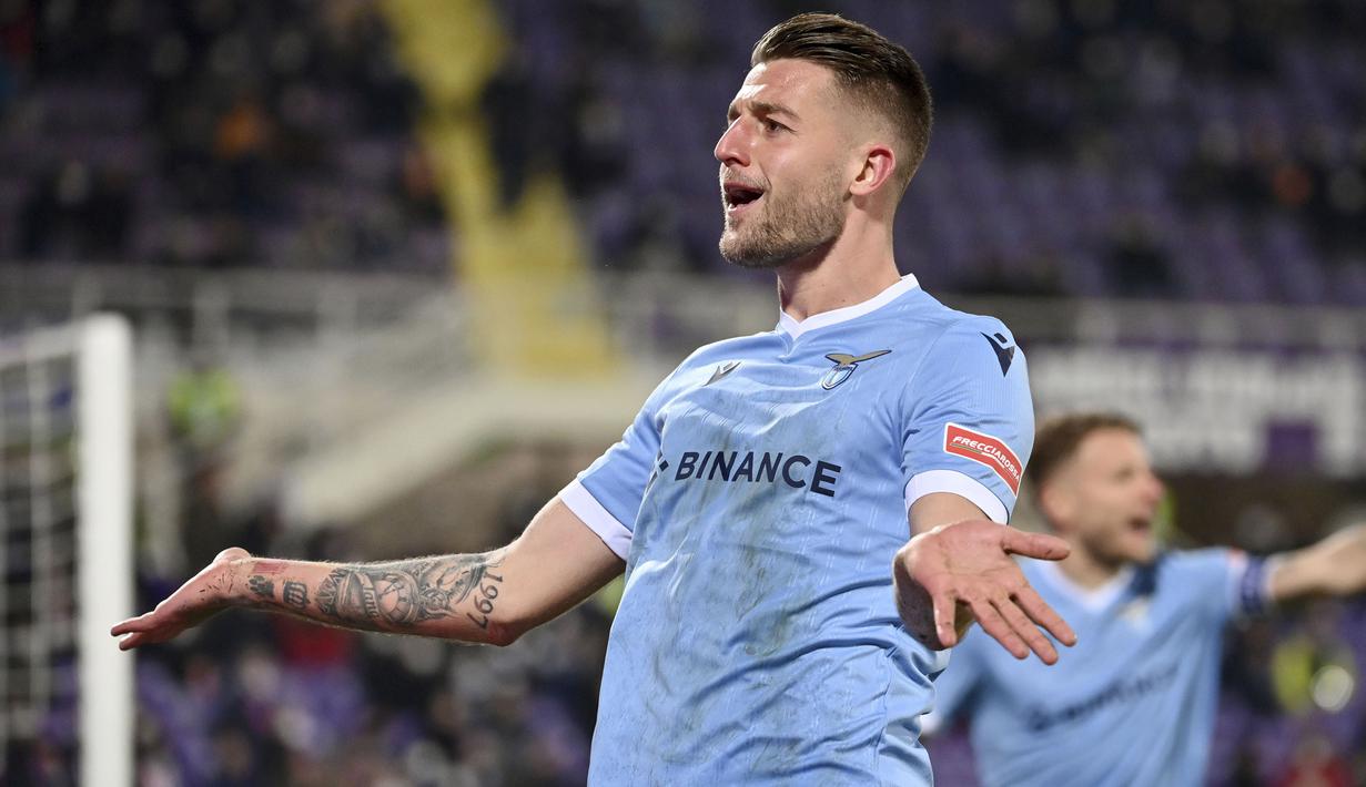Adapun satu gol Lazio lainnya diciptakan oleh Sergej Milinkovic-Savic, pada menit ke-53. Menerima umpan terobosan dari Mattia Zaccagni, gelandang asal Serbia tersebut berhasil lolos dari jebakan offside dan langsung melepaskan tembakan mendatar kaki kirinya. (La Presse via AP/Massimo Paolone)