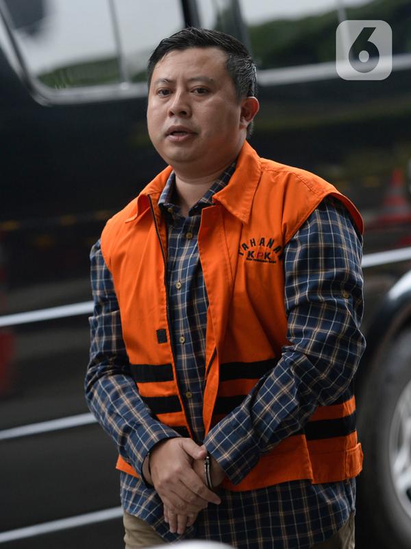 Staf Sekjen PDIP Hasto Kristiyanto, Saeful Bahri tiba di Gedung KPK, Jakarta, Jumat (14/2/2020). Saeful Bahri diperiksa sebagai tersangka terkait kasus dugaan penerimaan hadiah atau janji penetapan anggota DPR Terpilih 2019-2024. (merdeka.com/Dwi Narwoko)