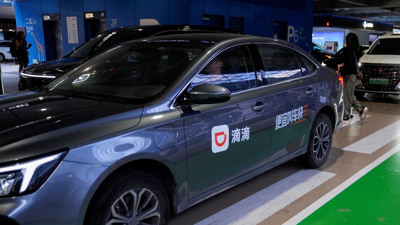 Kota-kota termasuk Shanghai, Sanya dan Changsha telah menangguhkan penerbitan izin naik kendaraan baru.