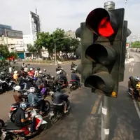 Berhenti di lampu merah, biasanya bakal ada orang-orang yang nyamperin kamu. Siapa sajakah mereka? (Via: bacaini.com)