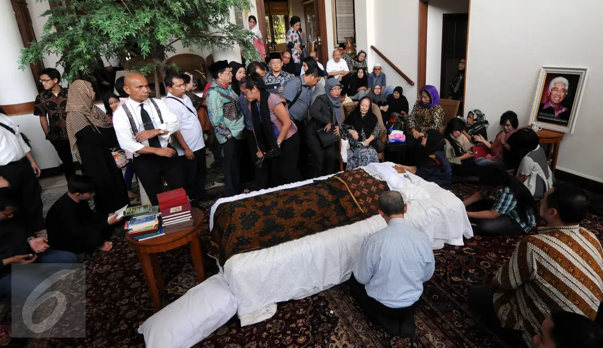 Suasana duka di kediaman Adnan Buyung Nasution di kawasan Lebak Bulus, Jakarta, Rabu (23/9/2015). Adnan meninggal pada pukul 10.14 WIB di RSPI. (Liputan6.com/Helmi Afandi)