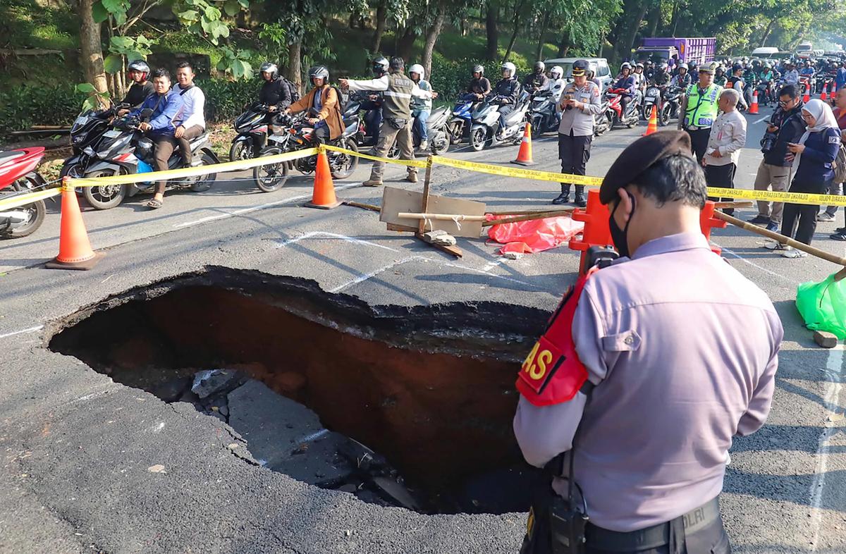FOTO: Jalan Amblas Lenteng Agung Picu Kemacetan Lalu Lintas