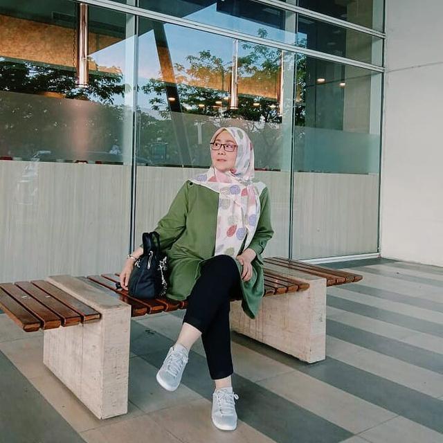 6 Potret Terbaru Uci Bing Slamet, Awet Muda di Usia 58 Tahun