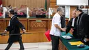 Terdakwa Agus Nurpatria bersalaman dengan kuasa hukum usai menjalani sidang perdana di Pengadilan Negeri (PN) Jakarta Rabu (19/10/2022). Agus Nurpatria menyalami kuasa hukum dengan penuh senyuman usai menjalani sidang dengan agenda pembacaan surat dakwaan kasus obstruction of justice atau perintangan proses penyidikan terkait perkara dugaan pembunuhan berencana terhadap Nofriansyah Yosua Hutabarat atau Brigadir J. (Liputan6.com/Faizal Fanani)